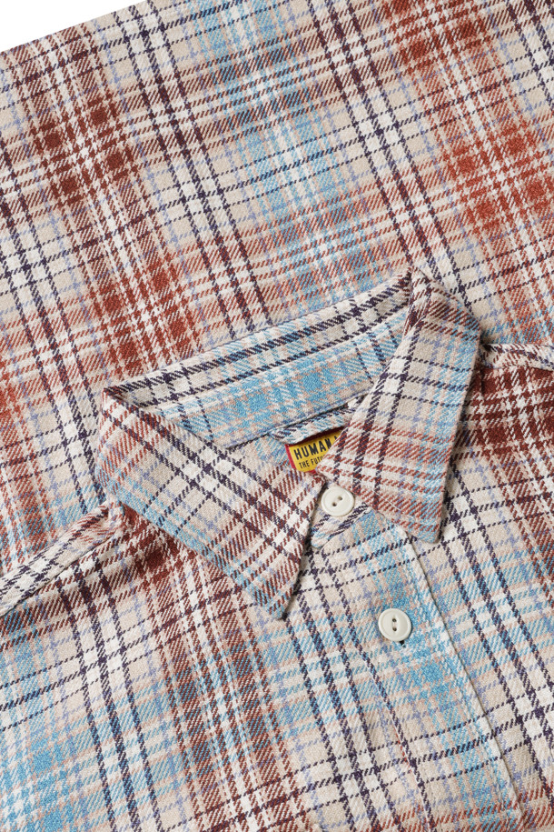 CHECK SHIRT - 화이트 셔츠는 면 소재로 제작되어 봄, 가을에 착용하기 좋은 남성용 셔츠입니다. 캐주얼, 미니멀, 클래식 스타일을 아우르며, 동네 마실룩이나 데이트룩에 적합합니다. 차이나칼라에 긴 소매, 레귤러핏으로 디자인되었으며, 얇은 두께감으로 편안한 착용감을 선사합니다. 화이트, 레드, 블루 세 가지 컬러로 출시되었으며 가슴 포켓 2개, 버튼 커프스, 전면 오리 그래픽 로고 패치, 후면 하트 로고 자수 디테일로 포인트를 더했습니다. 레귤러 기장의 체크 패턴 셔츠입니다.
