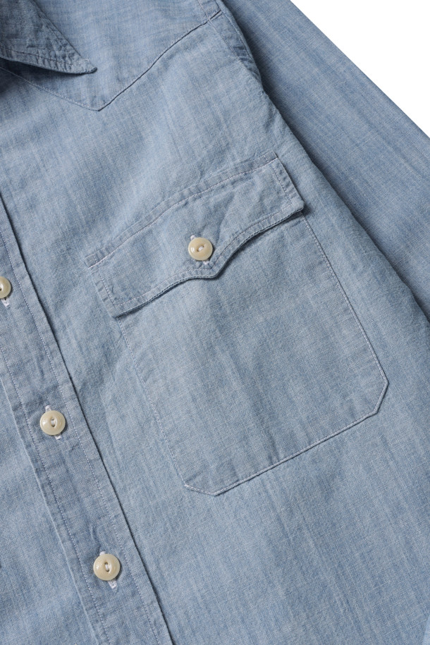 샴브레이 투 포켓 웨스턴 셔츠 - 라이트 블루는 가볍고 시원한 착용감을 선사하는 남성용 웨스턴 셔츠입니다. 얇은 두께의 샴브레이 면 소재로 제작되어 봄, 여름 시즌에 적합하며, 캐주얼, 클래식, 미니멀 스타일을 즐기는 데이트룩 연출에 좋습니다. 전면에 투 포켓 디자인과 웨스턴 요크 디테일이 특징이며, 슬림핏으로 깔끔한 실루엣을 연출합니다. 라이트 블루 컬러와 차이나 칼라, 긴 소매 기장으로 세련된 분위기를 더합니다.
