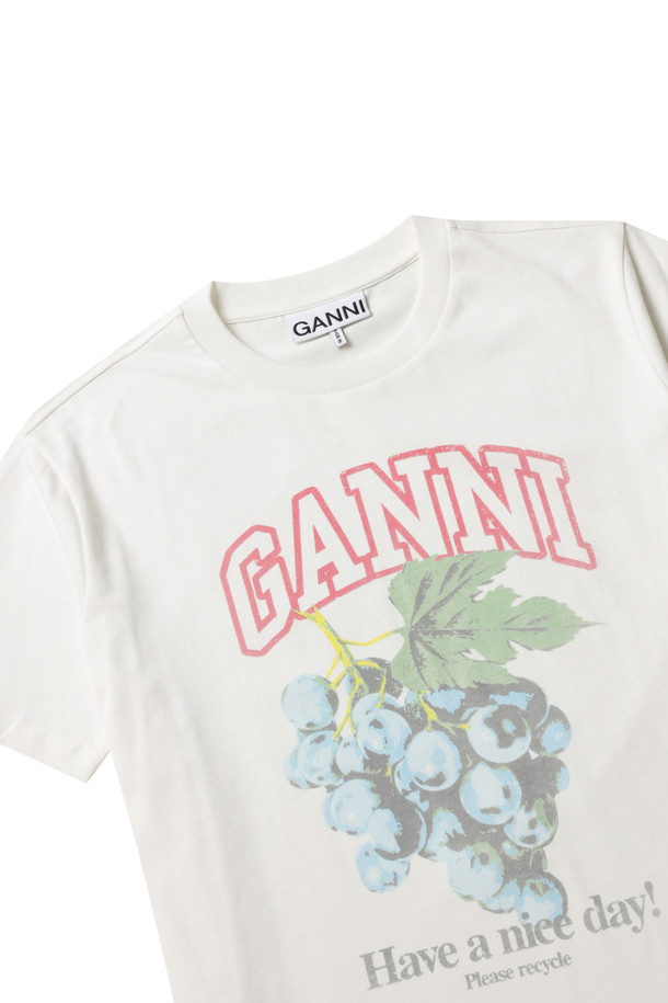 에그렛 컬러의 베이직 코튼 저지 포도 릴랙스드 티셔츠입니다. 부드러운 촉감의 면 소재로 제작되어 봄, 여름철 편안하게 착용하기 좋습니다. 라운드넥에 릴랙스 핏으로 캐주얼한 스타일을 연출하며, 일상 및 동네 마실룩, 봄 소풍룩에 적합합니다. 티셔츠 전면에 포도 그래픽 디자인이 프린팅되어 있어 미니멀하면서도 포인트를 더합니다. 반소매 기장의 얇은 두께로 가볍게 즐겨 입기 좋습니다.
