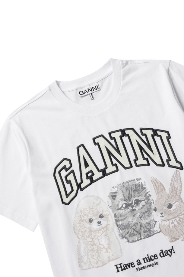 베이직 코튼 저지 애니멀 릴랙스드 티셔츠는 부드러운 면 소재로 제작되어 편안한 착용감을 선사합니다. 밝은 화이트 컬러에 귀여운 동물 그래픽 디자인과 브랜드 로고가 포인트로 더해져 캐주얼한 무드를 연출합니다. 라운드넥, 반소매, 릴랙스 핏으로 편안하게 착용 가능하며, 봄, 여름 일상, 동네 산책 룩 등 다양한 TPO에 활용하기 좋습니다. 미니멀한 스타일을 선호하는 남녀 공용 고객에게 적합한 아이템입니다.
