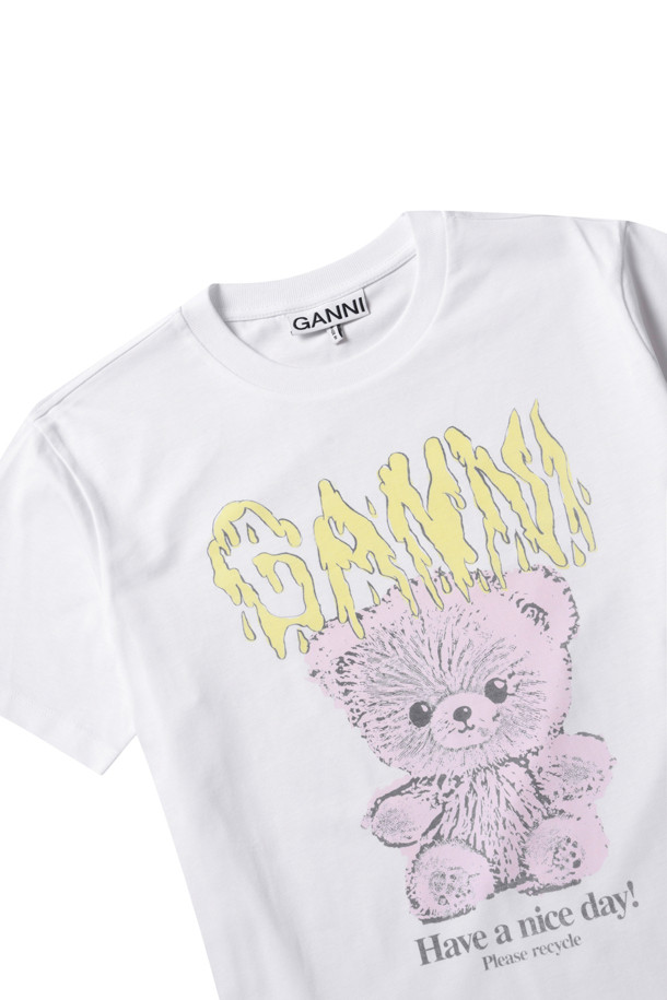 베이직 코튼 (Basic Cotton) 저지 테디 릴렉스드 티셔츠 - 브라이트 화이트는 부드러운 면 소재로 제작되어 편안한 착용감을 선사합니다. 밝은 화이트 컬러에 곰돌이 그래픽 디자인이 귀엽고 캐주얼한 무드를 더하며, 릴렉스핏으로 활동성을 높였습니다. 라운드넥과 반소매 기장으로 봄, 여름철 데일리룩으로 활용하기 좋습니다. 동네 마실룩이나 봄 소풍룩에 매치하여 미니멀하면서도 사랑스러운 스타일을 연출해보세요. 가볍고 얇은 두께감으로 시원하게 착용할 수 있습니다.
