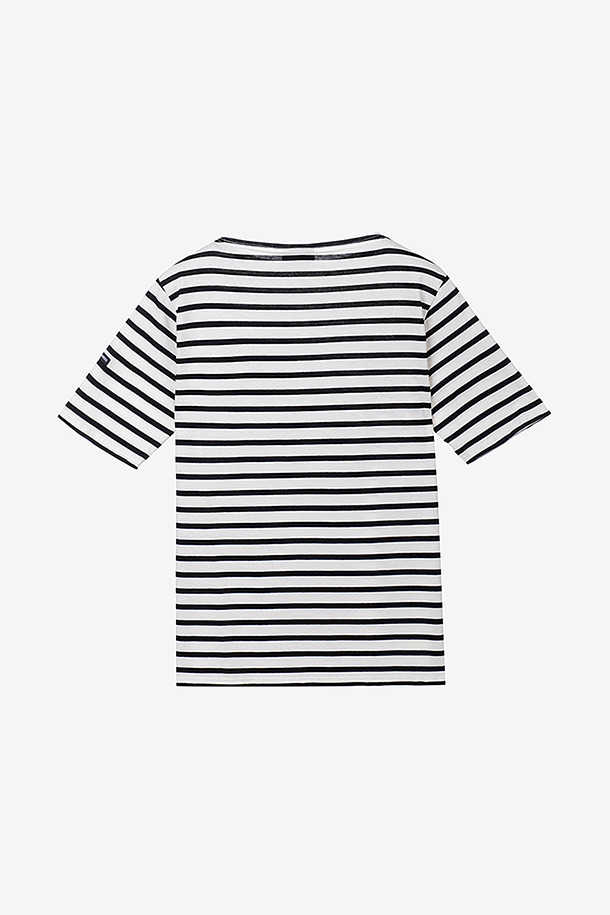 피리아크 - 에크루/느와르 (Piriac - Ecru/Noir)는 클래식하고 베이직한 스타일의 티셔츠입니다. 크림색과 블랙 컬러의 조화가 돋보이는 이 티셔츠는 봄, 가을 시즌에 적합하며, 일상복으로 활용하기 좋습니다. 슬림핏과 보트넥 디자인으로 세련된 실루엣을 연출하며, 프랑스 선원복을 모티브로 한 스트라이프 패턴이 특징입니다. 왼쪽 소매의 로고 패치가 포인트이며, 데이트룩, 산책룩 등 다양한 TPO에 맞춰 클래식, 미니멀, 캐주얼 스타일을 완성할 수 있습니다. 면 소재로 제작되어 편안한 착용감을 선사합니다.
