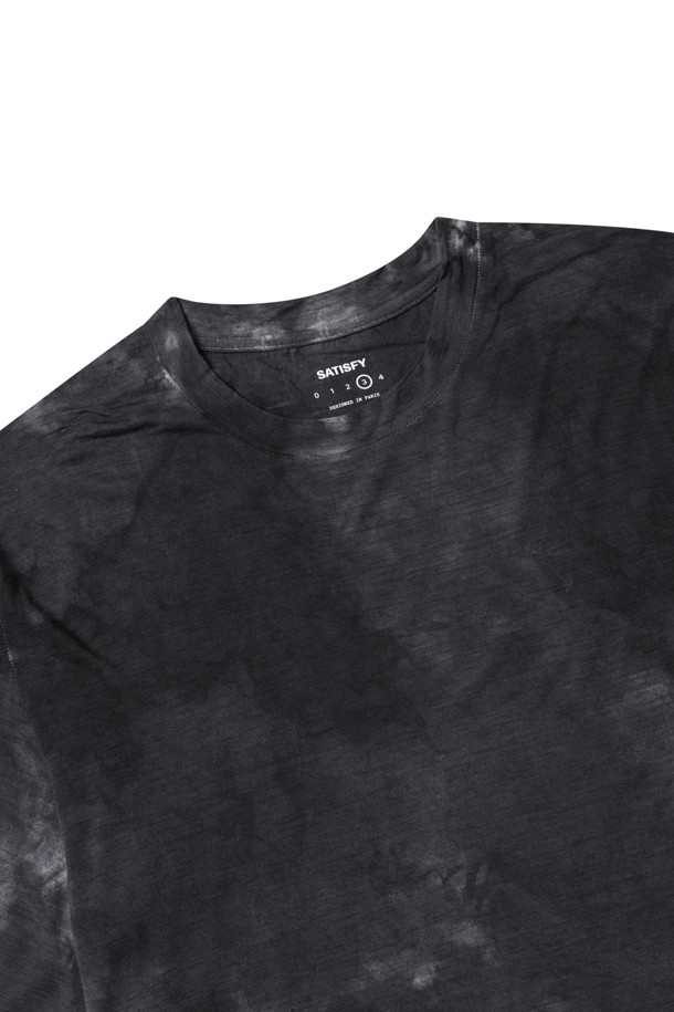 (SATISFY RUNNING) 클라우드 메리노 티셔츠 - 5088-SBBK-CO 선 블리치드 블랙은 러닝룩을 위한 스포티하고 미니멀한 스타일의 티셔츠입니다. 메리노 울 소재로 제작되어, 부드러운 촉감과 함께 흡습, 속건 기능, 냄새 방지 기능을 제공합니다. 사계절용으로, 얇은 두께감과 레귤러 핏으로 편안하게 착용 가능하며, 라운드넥과 반소매 디자인으로 활동성을 높였습니다. 햇빛에 바랜 듯한 블랙 컬러의 무지 디자인은 어떤 러닝룩에도 자연스럽게 어울립니다. 체온 조절 기능으로 쾌적한 러닝을 돕는 클라우드 메리노 티셔츠를 경험해 보세요.
