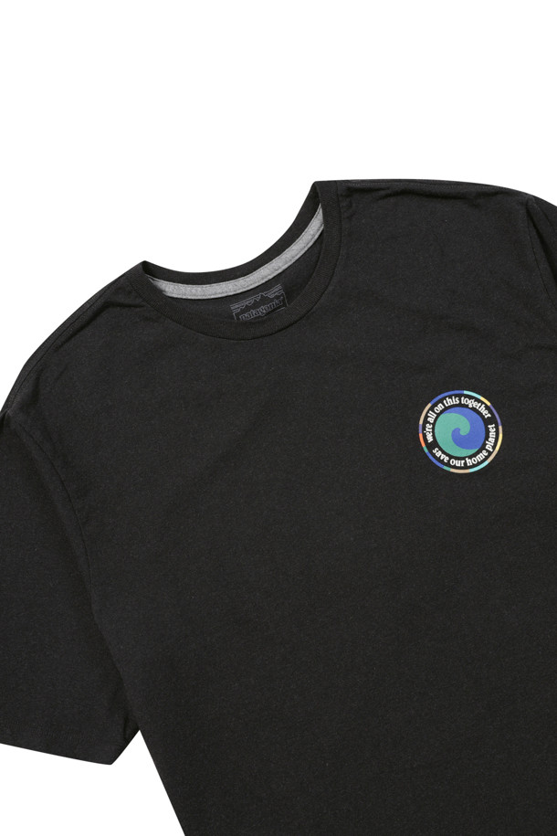 멘즈 유니티 핏츠 리스폰서빌리티 티셔츠 (잉크 블랙)는 남성용 티셔츠입니다. 베이직한 스타일로 일상생활에서 편안하게 착용하기 좋습니다. 라운드넥 디자인에 루즈핏으로 제작되어 활동성을 높였습니다. 봄, 여름 시즌에 적합하며, 블랙 컬러에 로고 패턴으로 포인트를 주었습니다. 골지 넥라인, 테이핑 어깨 솔기, 일자 밑단 마감으로 깔끔한 착용감을 선사합니다.
