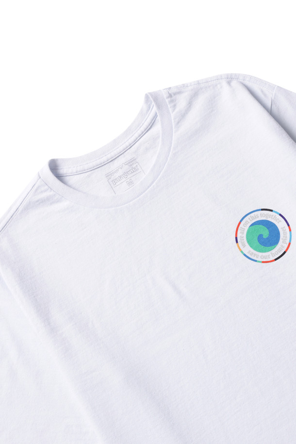 멘즈 유니티 피츠 리스폰서빌리티 티 - 화이트는 캐주얼하고 베이직한 스타일의 남성용 티셔츠입니다. 라운드넥 디자인에 릴랙스 핏으로 편안한 착용감을 선사하며, 봄, 여름 시즌에 적합합니다. 화이트 컬러 바탕에 로고 또는 프린트 패턴으로 포인트를 주었으며, 반소매 기장과 레귤러 기장으로 제작되었습니다. 골지 넥라인과 테이핑 처리된 어깨 솔기, 일자 밑단 마감으로 깔끔한 디자인을 완성했습니다. 일상생활에서 편안하게 착용하기 좋은 아이템입니다.
