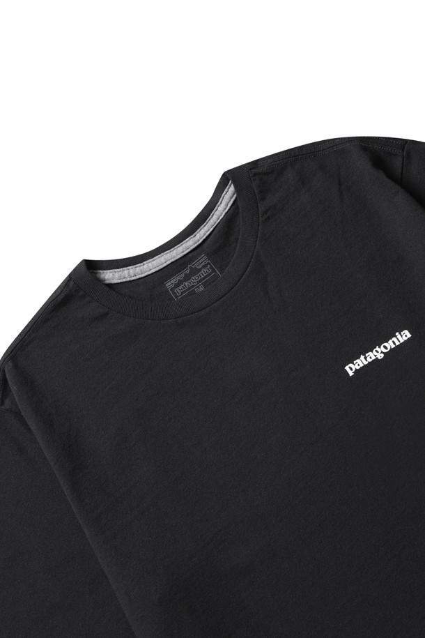 남성용 P-6 로고 레스폰서빌리티 티 - 블랙은 캐주얼하고 미니멀한 스타일을 추구하는 남성들을 위한 티셔츠입니다. 라운드넥 디자인에 여유로운 핏으로 편안한 착용감을 선사하며, 봄, 여름 시즌에 활용하기 좋습니다. 일상생활은 물론, 가벼운 산책이나 동네 마실룩으로도 적합합니다. 어깨 솔기에 테이핑 처리가 되어 있어 내구성을 높였으며, 깔끔한 일자 밑단 마감으로 디자인의 완성도를 더했습니다. 블랙 컬러에 로고 패턴이 돋보이는 베이직한 티셔츠입니다.
