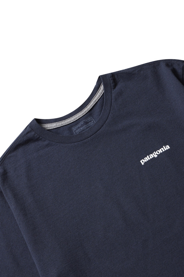 Mens P-6 로고 리스폰서빌리티 티 - 뉴 네이비는 남성용 티셔츠입니다. 네이비 컬러에 로고 프린트가 돋보이는 캐주얼하고 베이직한 스타일의 반소매 티셔츠로, 봄, 여름에 착용하기 좋습니다. 여유로운 핏과 라운드넥 디자인으로 편안하게 착용할 수 있으며, 일상, 산책, 여행 등 다양한 TPO에 활용할 수 있습니다. 목 부분 골지 디테일과 테이핑 처리된 어깨 솔기, 일자 밑단 마감으로 깔끔한 디자인을 완성했습니다.
