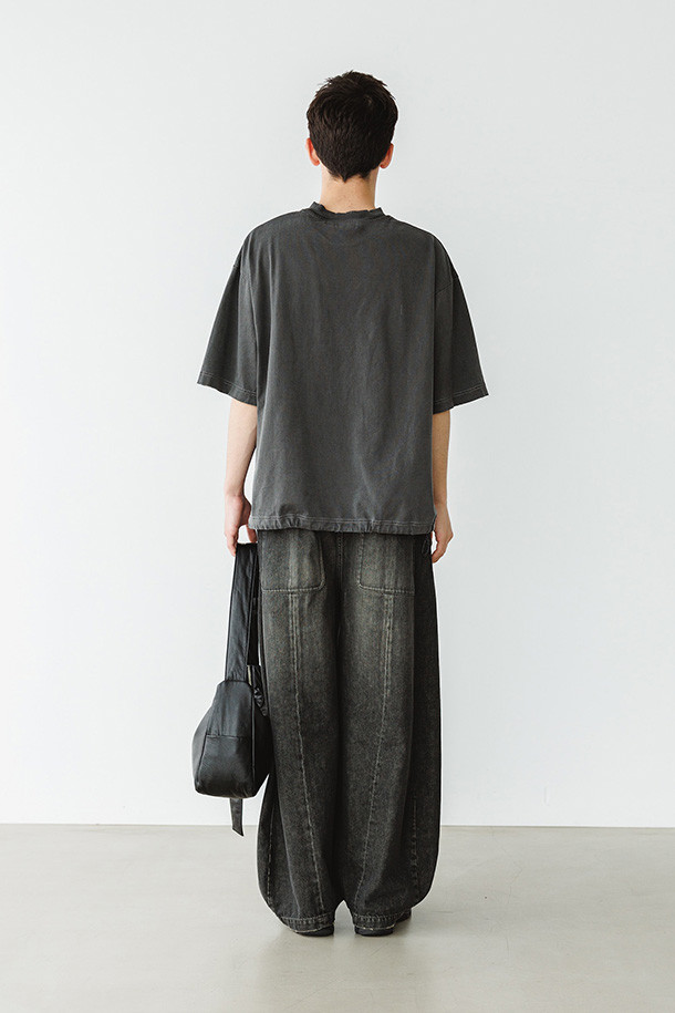 (CLESSTE) 피그먼트 다잉 S/S 티셔츠 - 페이드 블랙은 빈티지하면서도 모던한 스타일을 추구하는 남성 고객을 위한 반소매 티셔츠입니다. 면 소재로 제작되어 부드러운 촉감을 선사하며, 피그먼트 다잉 가공으로 자연스러운 페이드 블랙 컬러를 연출합니다. 밑단 드로우스트링과 스토퍼 디테일은 와이드핏의 실루엣을 조절하여 캐주얼, 미니멀, 스트리트 스타일 등 다양한 룩을 소화할 수 있게 합니다. 여행룩이나 캠핑룩과 같은 TPO에도 적합하며, 봄, 여름 시즌에 활용하기 좋습니다. 라운드넥 디자인으로 편안하게 착용할 수 있습니다.
