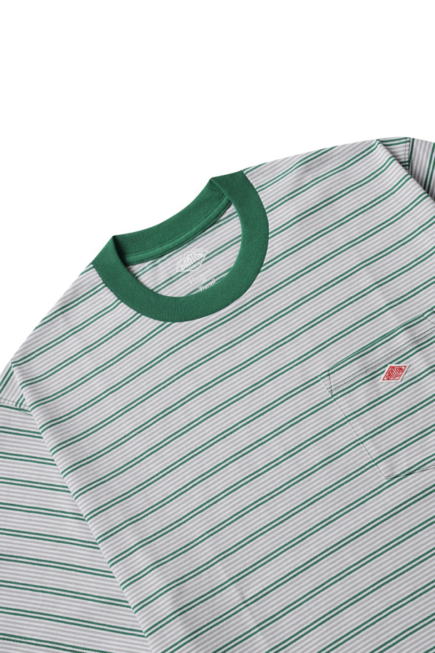 **MENS SHORT SLEEVE POCKET T-SHIRT STRIPE - GREEN X GREY (남성 반소매 포켓 티셔츠 스트라이프 - 그린 X 그레이)**

산뜻한 그린과 그레이 컬러 배색의 스트라이프 패턴이 돋보이는 남성용 반팔 티셔츠입니다. 부드러운 면과 폴리에스테르 혼방 소재로 제작되어 편안한 착용감을 선사하며, 캐주얼하고 베이직한 스타일을 연출합니다. 라운드넥 디자인에 루즈핏으로 제작되어 활동성이 뛰어나며, 가슴 포켓과 DANTON (당통) 로고 패치가 포인트를 더합니다. 봄, 여름 시즌 일상에서 동네 마실룩 또는 산책룩으로 활용하기 좋은 아이템입니다.
