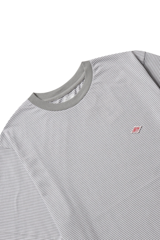 MENS(멘즈) SHORT SLEEVE(숏 슬리브) T-SHIRT(티셔츠) STRIPE(스트라이프) - GREY(그레이) X WHITE(화이트)는 남성용 반소매 티셔츠입니다. 봄, 여름 시즌에 적합하며, 베이직하고 캐주얼한 스타일을 연출하기 좋습니다. 면과 폴리에스테르 혼방 소재로 제작되어 부드러운 촉감을 선사합니다. 레귤러핏에 라운드넥 디자인, 얇은 두께로 편안하게 착용할 수 있습니다. 그레이와 화이트 컬러의 스트라이프 패턴이 돋보이며, DANTON(단톤) 로고 패치가 포인트로 더해졌습니다.
