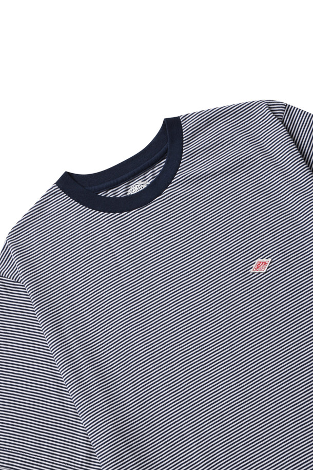 네이비와 화이트 스트라이프 패턴이 돋보이는 남성용 반팔 티셔츠입니다. 봄, 여름 시즌 데일리룩으로 활용하기 좋으며, 베이직하고 캐주얼한 스타일을 연출합니다. 면과 폴리에스테르 혼방 소재로 제작되어 부드러운 촉감과 얇은 두께감, 빠른 건조 기능이 특징입니다. 라운드넥과 레귤러핏으로 편안한 착용감을 제공하며, 왼쪽 가슴 부분에는 DANTON 로고 패치가 더해져 포인트를 줍니다. 동네 마실룩이나 산책룩에 잘 어울리는 캐주얼, 미니멀, 클래식 스타일의 티셔츠입니다. 깔끔한 밑단과 커프스 마감으로 완성도를 높였습니다.
