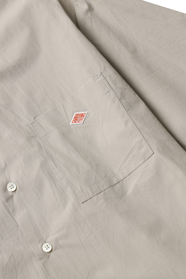 **MENS 코튼 포플린 워크 셔츠 - 그레이지**

부드러운 수피마 코튼 소재의 남성용 반소매 워크 셔츠입니다. 얇고 통기성이 좋은 포플린 원단으로 제작되어 봄, 여름철 쾌적하게 착용 가능합니다. 베이직하고 캐주얼한 스타일로 데이트룩, 카페룩 등 다양한 TPO에 활용할 수 있습니다. 박스핏과 레귤러 기장으로 편안한 착용감을 선사하며, 그레이지 컬러는 미니멀, 클래식 스타일을 연출하기에 좋습니다. 고밀도 직조로 제작되어 고급스러운 촉감을 느낄 수 있습니다.
