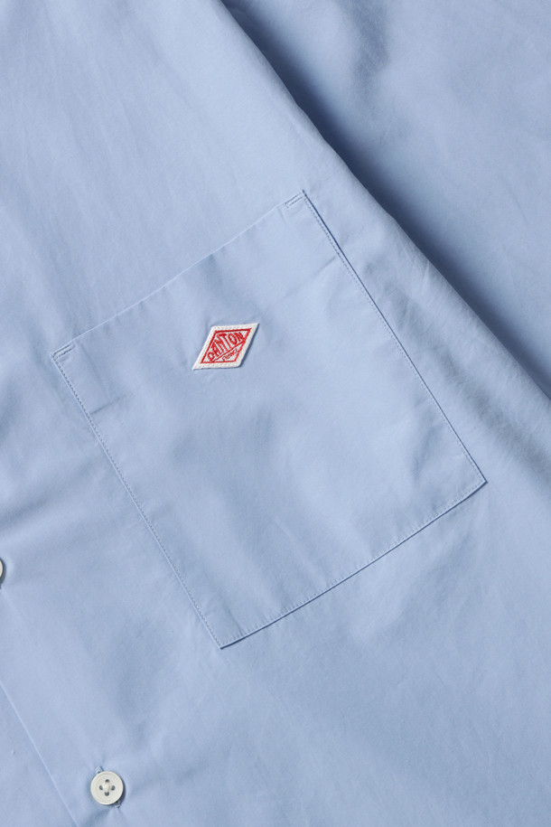 MENS COTTON POPLIN WORK SHIRT - LT.SAX (맨즈 코튼 포플린 워크 셔츠 - 라이트 삭스)는 부드러운 수피마 코튼 소재로 제작된 남성용 반소매 셔츠입니다. 라이트 삭스 컬러의 무지 디자인으로, 봄과 여름에 캐주얼하고 베이직한 스타일을 연출하기 좋습니다. 고밀도 직조의 포플린 소재로 제작되어 얇고 가벼운 착용감을 제공하며, 박스핏으로 편안하게 떨어지는 실루엣이 특징입니다. 데이트룩이나 카페룩에 적합하며, 미니멀하고 클래식한 스타일을 선호하는 분들께 추천합니다.
