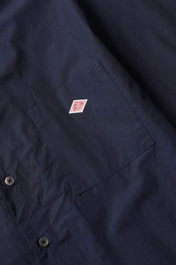 MENS COTTON POPLIN WORK SHIRT - NAVY (남성 코튼 포플린 워크 셔츠 - 네이비)는 부드러운 촉감의 고급 수피마 코튼과 고밀도 직조 포플린 소재로 제작된 남성 셔츠입니다. 얇은 두께감으로 봄, 여름 계절에 시원하게 착용할 수 있으며, 베이직하고 캐주얼한 스타일을 연출합니다. 네이비 컬러의 무지 디자인에 칼라 넥라인과 박스핏 레귤러 기장으로, 데이트룩이나 카페룩과 같이 편안한 분위기를 낼 때 좋습니다. 캐주얼, 미니멀, 클래식 스타일을 즐겨 입는 남성분들께 추천하는 반소매 셔츠입니다.
