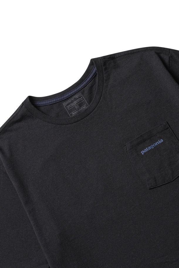 멘즈 보드숏 로고 포켓 레스폰서빌리티-티, 잉크 블랙 색상의 남성용 반소매 티셔츠입니다. 여름철 일상복으로 적합하며, 캐주얼, 미니멀, 클래식 스타일을 연출합니다. 리사이클 원단을 사용하여 제작되었으며, 라운드넥에 레귤러핏으로 편안하게 착용할 수 있습니다. 가슴 포켓에 로고 패턴이 돋보이며, 동네 마실룩이나 여행룩에 활용하기 좋습니다.
