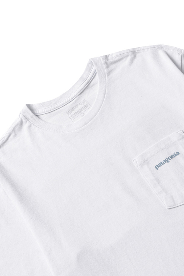 멘즈 보드숏 로고 포켓 레스폰서빌리티-티 - 화이트는 캐주얼한 스타일의 남성용 반팔 티셔츠입니다. 봄, 여름 시즌에 적합하며, 데이트룩, 동네 마실룩과 같은 TPO에 잘 어울립니다. 레귤러 핏의 라운드넥 디자인으로, 가슴 포켓에 로고 프린트가 있는 것이 특징입니다. 리사이클 원단을 사용하여 제작되었으며, 미니멀하고 클래식한 스타일을 연출할 수 있습니다. 일상복으로 활용하기 좋은 아이템입니다.
