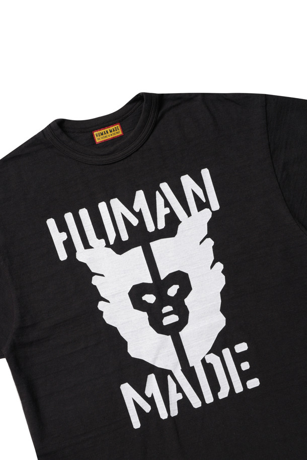 **GRAPHIC T-SHIRT - HM29TE009 블랙**

남성용 그래픽 티셔츠입니다. 블랙 컬러에 레귤러 핏으로 제작되었으며, 봄, 여름 시즌에 착용하기 좋습니다. 슬러브 원단과 워싱 가공으로 부드러운 촉감을 선사하며, 라운드넥 디자인에 그래픽과 로고 패턴이 특징입니다. 캐주얼, 스트리트, 미니멀 스타일을 즐기는 분들께 추천합니다. 반소매 기장의 면 소재 티셔츠입니다.
