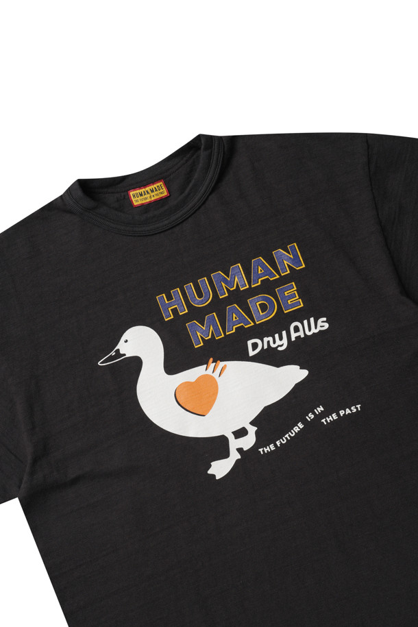 **GRAPHIC T-SHIRT - HM29TE012 BLACK (그래픽 티셔츠)**

캐주얼과 스트릿 스타일을 넘나드는 남성용 그래픽 티셔츠입니다. 부드러운 촉감의 면 소재에 슬러브 원단을 사용하여 편안한 착용감을 선사합니다. 앞뒤 그래픽 프린트 디자인과 워싱 가공으로 자연스러운 멋을 더했습니다. 레귤러핏에 라운드넥, 반소매 기장으로 활동성을 높였으며, 봄, 여름철 일상복으로 활용하기 좋습니다. 동네 마실룩, 여행룩, 미니멀한 스타일 연출에 적합합니다.
