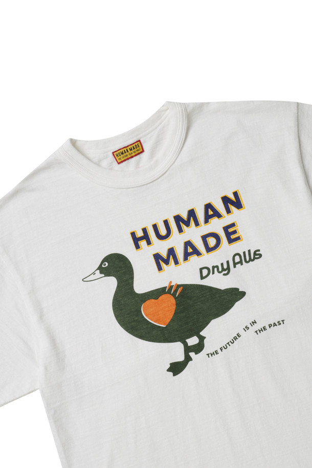 **그래픽 티셔츠 - HM29TE012 화이트**

부드러운 촉감이 특징인 남성용 화이트 컬러 그래픽 티셔츠입니다. 봄, 여름에 착용하기 좋으며, 캐주얼 및 스트릿 스타일을 연출할 수 있습니다. 슬러브 원단을 사용하여 얇지만 독특한 질감을 살렸으며, 앞뒤 그래픽 프린팅으로 포인트를 더했습니다. 레귤러 핏에 라운드넥 디자인으로, 편안한 착용감을 선사합니다. 워싱 가공을 거쳐 자연스러운 멋을 더한 데일리 티셔츠로, 동네 마실룩이나 산책룩에 활용하기 좋습니다.
