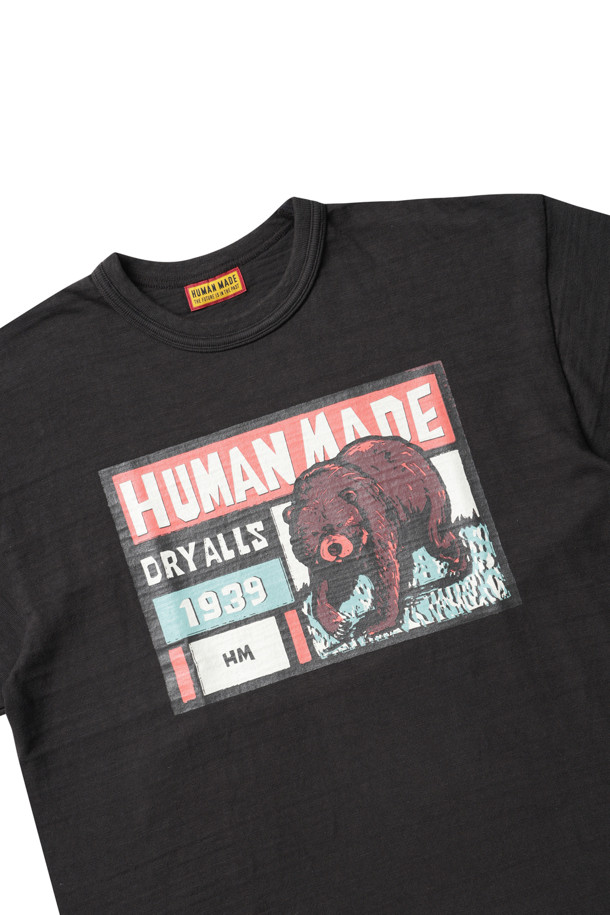 GRAPHIC 티셔츠 - HM29TE015 BLACK는 부드러운 촉감의 면 소재로 제작된 남성용 그래픽 티셔츠입니다. 슬러브 원단을 사용하여 자연스러운 질감을 살렸으며, 워싱 가공으로 편안한 착용감을 제공합니다. 앞뒤 그래픽 프린트로 스트릿, 캐주얼 스타일을 연출하며, 레귤러 핏과 라운드넥 디자인으로 편안하게 착용할 수 있습니다. 봄, 여름 시즌에 동네 마실룩이나 여행룩으로 활용하기 좋으며, 얇은 두께의 반소매 티셔츠입니다. 미니멀한 감각으로 캐주얼하게 소화할 수 있는 아이템입니다.
