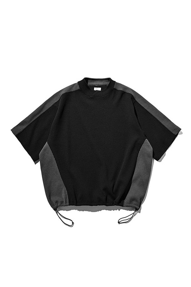 (CLESSTE) 시티 S/S 라이트 써멀 풀오버 - 블랙 X 그레이는 가볍고 편안한 착용감을 선사하는 공용 반소매 티셔츠입니다. 블랙과 그레이 컬러 배색으로 어떤 스타일에도 잘 어울리며, 일상 및 아웃도어 활동 모두에 적합합니다. 신축성이 뛰어나 활동성을 보장하며, 구김 방지 기능으로 관리가 용이합니다. 라운드넥 디자인에 레귤러핏으로 제작되었으며, 드로우스트링 밑단으로 핏 조절이 가능합니다. 폴리에스터 소재로 제작되어 부드러운 촉감을 느낄 수 있으며, 사계절 내내 활용하기 좋습니다.
