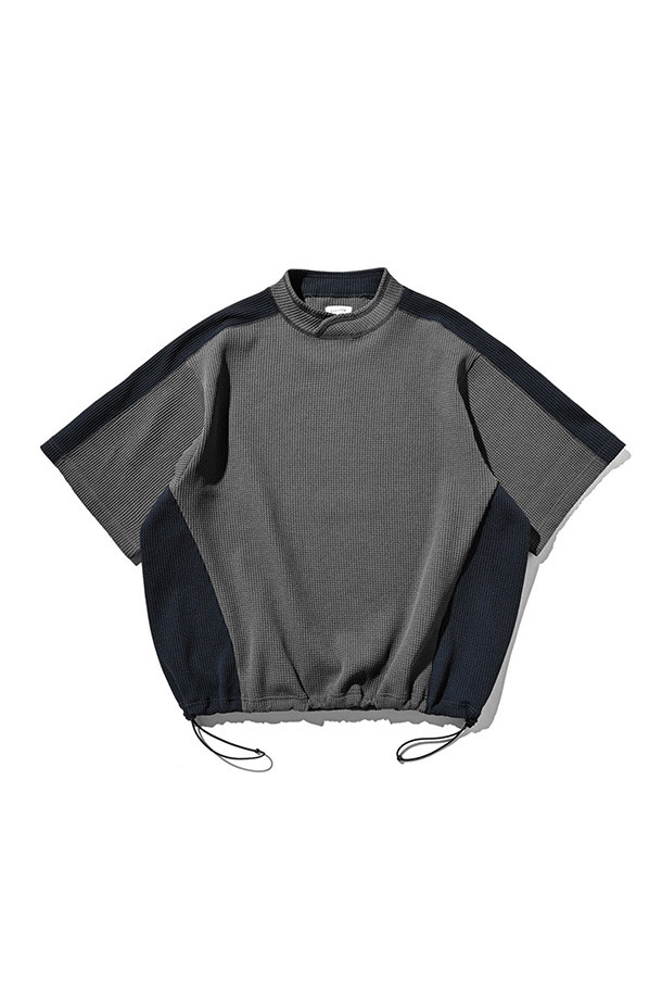 (CLESSTE) 시티 S/S 라이트 써멀 풀오버 - 그레이 & 네이비는 남성용 반소매 상의입니다. 부드러운 촉감의 폴리에스터 소재로 제작되었으며, 봄, 여름 시즌에 적합합니다. 레귤러핏 라운드넥 디자인에, 얇은 두께로 편안한 착용감을 제공합니다. 밑단 드로우스트링으로 핏 조절이 가능하며, 구김이 잘 가지 않는 실용적인 제품입니다. 일상 및 아웃도어 활동, 특히 산책룩이나 캠핑룩에 캐주얼, 스포티, 미니멀 스타일로 활용하기 좋습니다.
