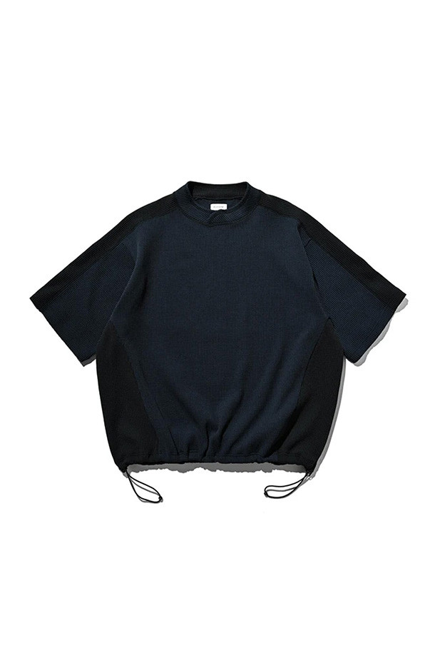 (CLESSTE) 시티 S/S 라이트 써멀 풀오버 - 네이비 X 블랙은 캐주얼, 스포티, 미니멀 스타일을 모두 아우르는 남성용 반소매 상의입니다. 봄, 여름 시즌에 적합하며, 가볍고 부드러운 폴리에스테르 소재로 제작되어 편안한 착용감을 선사합니다. 라운드넥 디자인에 레귤러핏으로 제작되었으며, 드로우스트링 밑단 처리로 활동성을 더했습니다. 무지 패턴의 네이비와 블랙 컬러 조합은 어떤 스타일에도 쉽게 매치할 수 있으며, 높은 복원력과 구김이 잘 가지 않는 실용성을 갖춘 제품입니다.
