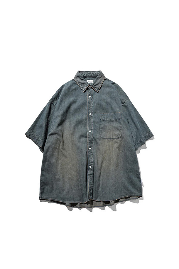 (CLESSTE) 빈티지 데님 클래식 시티 S/S 셔츠 - 빈티지 브라운은 아메리칸 클래식 스타일을 현대적으로 재해석한 남성용 셔츠입니다. 오버핏 실루엣과 롱 기장으로 편안하면서도 스타일리시한 핏을 연출하며, 봄, 여름 시즌에 적합합니다. 워싱된 데님 소재에 빈티지 다이 가공을 거쳐 은은한 색감과 부드러운 촉감을 선사합니다. 큰 칼라 디자인이 특징이며, 데이트룩, 여행룩과 같은 TPO에 클래식, 캐주얼 스타일로 활용하기 좋습니다. 일본 오카야마 봉제 공장에서 제작되어 뛰어난 품질을 자랑합니다.
