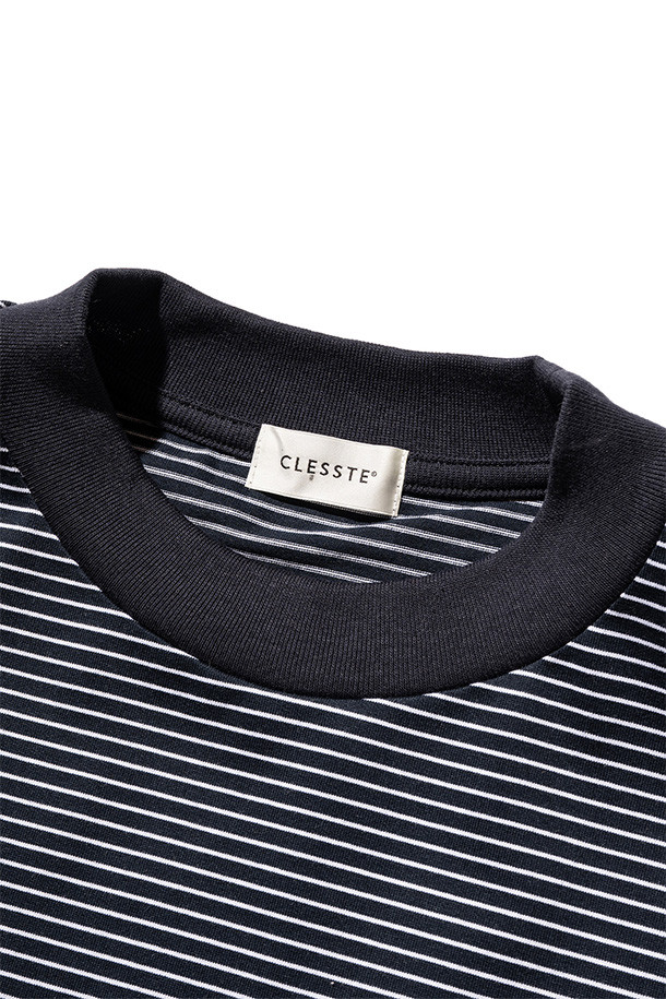 (CLESSTE) "C" 스트라이프 매시브 티셔츠 (네이비 X 화이트)는 스트릿, 캐주얼 스타일을 즐기는 남녀 모두를 위한 오버핏 반소매 티셔츠입니다. 봄, 여름 시즌에 적합하며, 산책룩과 집콕룩 등 편안한 TPO에 잘 어울립니다. 네이비와 화이트 컬러의 스트라이프 패턴이 시원하고 경쾌한 느낌을 주며, CLESSTE 시그니처 심볼 로고로 포인트를 더했습니다. 밑단 양쪽에 어저스터가 부착되어 사이즈 조절이 용이하며, 3XL 빅사이즈까지 폭넓은 선택이 가능합니다.
