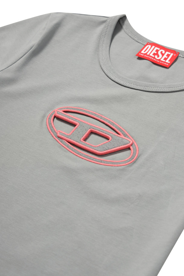 T 앤지 티셔츠 - 그레이/레드, 여성들을 위한 베이직 스타일의 반소매 티셔츠입니다. 오가닉 코튼과 스판덱스 혼방 소재로 제작되어 편안한 착용감을 선사하며, 슬림핏 디자인으로 여성스러운 실루엣을 연출합니다. 라운드넥에 레이저 커팅 디테일과 자수 로고가 포인트로 들어가 있으며, 봄, 여름 시즌 데이트룩과 쇼핑룩에 잘 어울립니다. 캐주얼, 미니멀, 클래식 스타일을 모두 소화할 수 있는 활용도 높은 아이템으로, 한정판으로 출시되었습니다.
