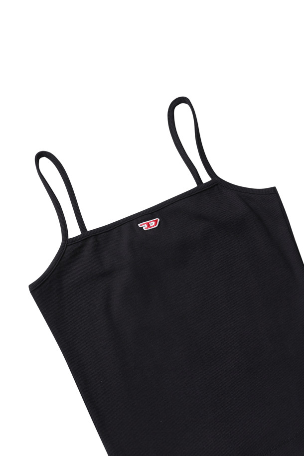 티 홉 D 패치 캐미 탑 - 블랙은 부드러운 면과 스판덱스 혼방 소재로 제작되어 편안한 착용감을 선사합니다. 슬림핏 크롭 기장으로, 스퀘어넥 라인과 스파게티 스트랩이 특징이며 가슴 부분의 D 로고 패치가 포인트를 더합니다. 봄, 여름 시즌에 데이트룩, 카페룩, 쇼핑룩 등 다양한 TPO에 활용하기 좋습니다. 베이직, 캐주얼, 미니멀 스타일을 즐기는 여성분들께 추천하는 아이템입니다.
