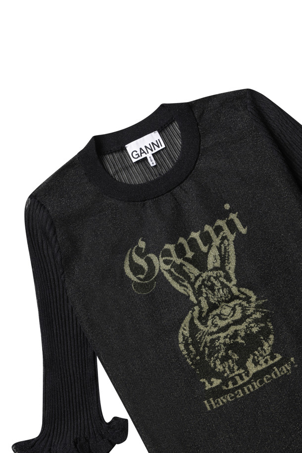 Sheer Jacquard Top - Black (시어 자카드 탑 - 블랙)은 여성용 상의로, 봄, 가을에 착용하기 좋습니다. 블랙 컬러의 레귤러 핏 긴소매 얇은 자카드 소재 탑으로, 라운드넥 디자인과 러플 디테일이 특징입니다. 모던한 스타일로, 데이트룩이나 모임룩에 시크하고 미니멀한 매력을 더합니다. 로고 패턴이 포인트로, 클래식한 분위기를 연출합니다.
