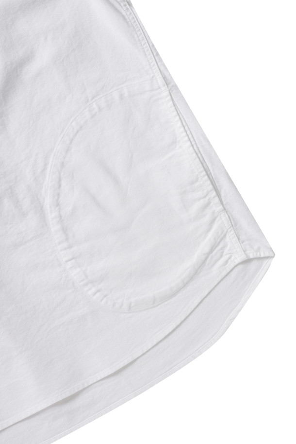 화이트 색상의 옥스퍼드 라운드 카라 반소매 풀오버 셔츠입니다. 부드러운 수피마 코튼 소재로 제작되어 편안한 착용감을 선사하며, 베이직하고 클래식한 스타일을 연출합니다. 얇고 가벼운 두께감으로 봄, 여름 시즌에 적합하며, 박스 핏 디자인으로 자연스러운 실루엣을 완성합니다. 앞면 양쪽 포켓 디테일이 있으며, 데이트룩, 카페룩 등 다채로운 TPO에 활용 가능한 미니멀하고 캐주얼한 셔츠입니다.
