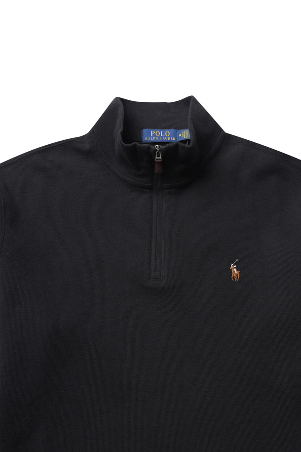 에스테이트-립 쿼터-집 풀오버 - 폴로 블랙은 남성용 풀오버입니다. 모크넥 디자인으로, 가을과 겨울에 착용하기 좋은 클래식하고 베이직한 스타일의 상의입니다. 레귤러핏으로 제작되었으며, 블랙 컬러에 쿼터 지퍼 플래킷과 Polo 로고 지퍼가 특징입니다. 밴드 처리된 커프스와 시그니처 포니 자수 디테일이 돋보이며, 세탁기 사용이 가능하여 편리합니다. 출근룩이나 비즈니스 캐주얼 스타일, 또는 미니멀하고 캐주얼한 스타일 연출에 활용하기 좋습니다.

