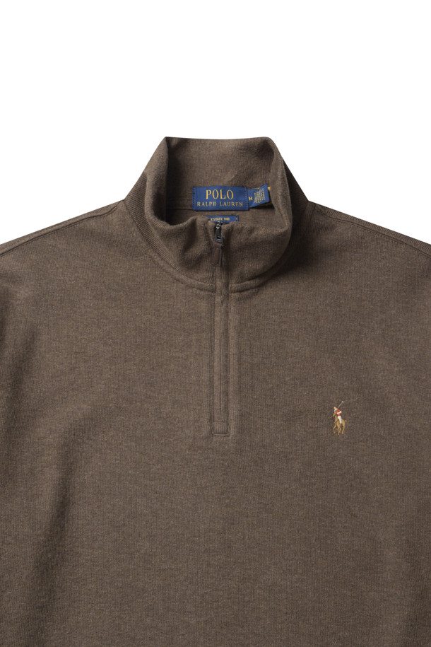 "ESTATE-RIB 쿼터-지퍼 풀오버 - 너트맥 브라운 헤더"는 남성용 상의 티셔츠입니다. 가을, 겨울 시즌에 어울리는 베이직하고 캐주얼한 스타일로, 출근룩과 모임룩에 적합합니다. 레귤러 핏의 긴소매 모크넥 티셔츠로, 쿼터 지퍼 플래킷과 Polo 로고 지퍼, 밴드 처리된 커프스가 특징입니다. 시그니처 포니 자수 디테일이 돋보이며, 너트맥 브라운 헤더 컬러가 따뜻한 분위기를 연출합니다. 캐주얼, 클래식, 미니멀 스타일을 선호하는 분들께 추천합니다.
