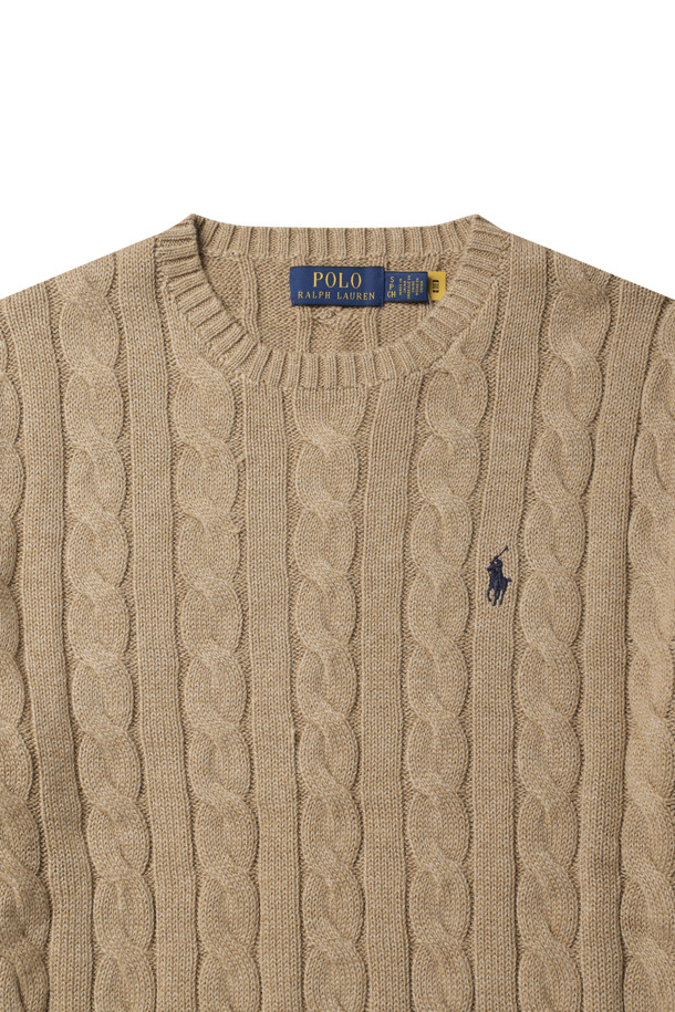 LS 드라이버 CN-롱 슬리브-풀오버 - 카멜 멜란지, 남성용 울 소재 라운드넥 니트/스웨터입니다. 가을, 겨울 시즌에 어울리는 두꺼운 두께감과 부드러운 촉감이 특징이며, 베이직하고 클래식한 스타일을 연출합니다. 케이블 패턴과 레귤러핏 디자인으로, 출근룩, 비즈니스 캐주얼, 모임룩 등 다양한 TPO에 활용 가능합니다. 미니멀하면서도 클래식한 무드를 선호하는 남성분들께 추천하며, 소매는 긴 기장입니다. 가슴 부분에는 포니 자수 디테일이 더해져 포인트를 더했습니다.
