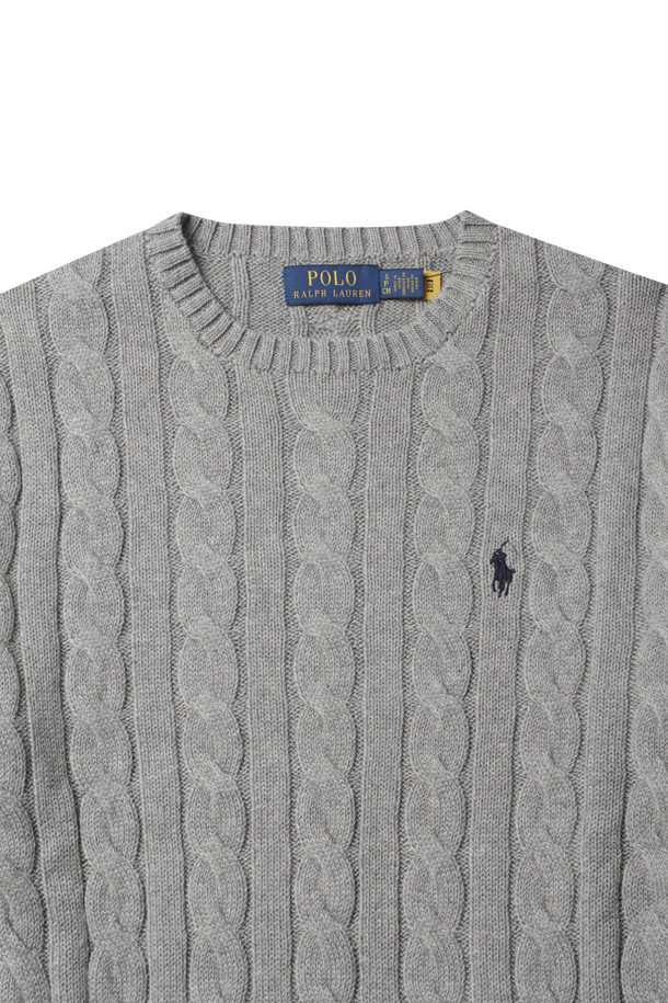 LS 드라이버 CN-롱 슬리브-풀오버 - 폰 그레이 헤더는 베이직하고 모던한 스타일의 남성용 니트/스웨터입니다. 가을, 겨울 시즌에 어울리며, 라운드넥과 레귤러핏 디자인으로 제작되었습니다. 면 소재의 부드러운 촉감이 특징이며, 두꺼운 두께감으로 따뜻함을 더합니다. 케이블 패턴과 긴소매, 리브 니트 커프스가 돋보이며, 시그니처 포니 자수 디테일이 돋보입니다. 출근룩과 비즈니스 캐주얼, 클래식, 미니멀, 캐주얼 스타일 모두 소화 가능한 활용도 높은 아이템입니다.
