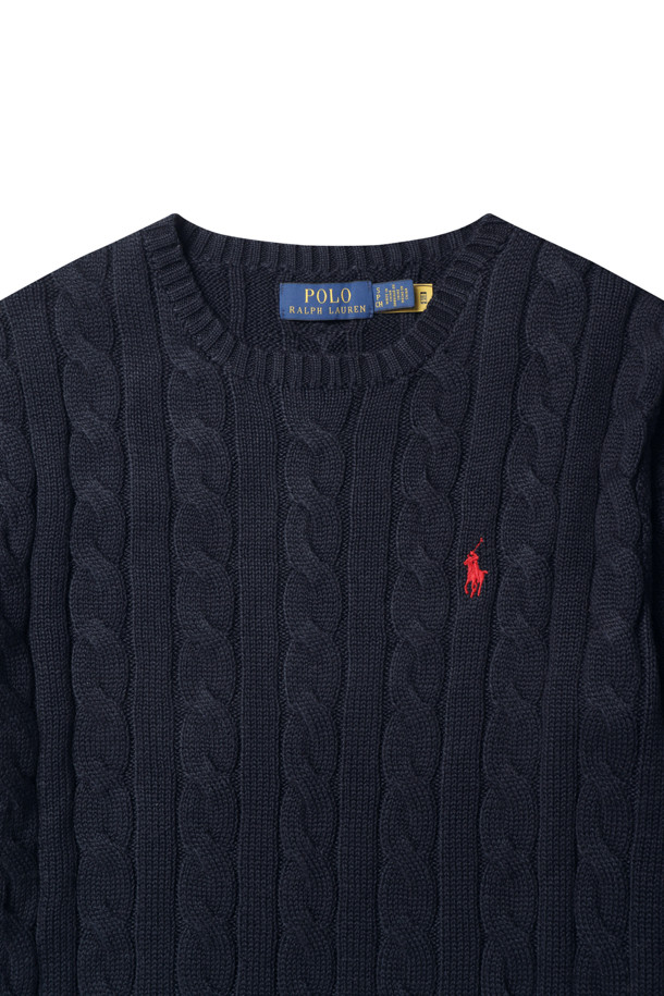 LS 드라이버 CN-롱 슬리브-풀오버 - 헌터 네이비는 남성용 상의 카테고리의 니트/스웨터 제품입니다. 넉넉한 두께감과 부드러운 촉감의 면 소재로 제작되어 가을, 겨울 시즌에 따뜻하게 착용할 수 있습니다. 베이직하고 클래식한 스타일의 라운드넥 긴소매 풀오버로, 레귤러핏과 레귤러 기장으로 편안한 착용감을 선사합니다. 헌터 네이비 컬러와 케이블 패턴이 돋보이며, 가슴 부분의 포니 자수 디테일이 특징입니다. 출근룩과 비즈니스 캐주얼, 그리고 클래식, 미니멀, 캐주얼 스타일 모두에 잘 어울립니다.
