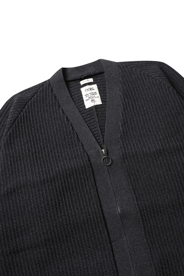 (NANAMICA) 5G 집업 가디건 - 블랙은 미니멀하고 베이직한 스타일을 추구하는 남성 고객을 위한 상의입니다. 가을과 겨울에 적합하며, 리사이클 폴리에스터 소재를 사용하여 부드러운 촉감을 제공합니다. 두꺼운 두께감의 골지 패턴으로 제작되었으며, 오버핏 실루엣과 브이넥 디자인이 특징입니다. 앞뒤 슬리브 구조와 어깨 가동성을 높여 활동성을 더하며, 옆선 포켓으로 실용성을 높였습니다. 출근룩과 비즈니스 캐주얼에 활용하기 좋은, 클래식하고 세련된 아이템입니다.
