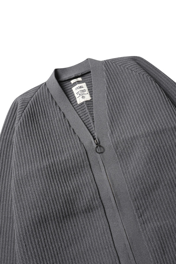 (NANAMICA) 5G 집업 가디건 - 헤더 그레이는 캐주얼, 미니멀, 클래식 스타일을 아우르는 상의입니다. 두꺼운 두께감의 폴리에스터 소재로 제작되어 가을, 겨울 시즌에 적합하며, 오버핏으로 편안한 착용감을 제공합니다. 헤더 그레이 컬러의 골지 보카시 패턴이 특징이며, 긴 소매와 집업 여밈 방식으로 디자인되었습니다. 일상생활에서 활용하기 좋은 실용적인 아이템으로, 포켓 디테일이 더해져 수납성을 높였습니다.
