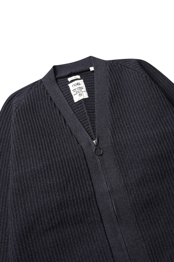 (NANAMICA) 5G 집업 가디건 - 다크 네이비는 미니멀하고 베이직한 스타일의 남성용 니트/스웨터입니다. 가을, 겨울 시즌에 어울리는 두꺼운 두께감과 긴 소매, 브이넥 디자인이 특징입니다. 100% 폴리에스테르 소재로 제작되어 일상복으로 편안하게 착용 가능하며, 출근룩, 비즈니스 캐주얼, 모임룩 등 다양한 TPO에 활용할 수 있습니다. 골지 패턴과 오버핏, 집업 여밈 방식은 스타일리시함을 더하며, 리사이클 소재 사용, 앞뒤 슬리브 구조, 어깨 가동성 향상, 옆선 포켓 등의 디테일이 돋보입니다. 다크 네이비 컬러로, 어떤 스타일에도 쉽게 매치할 수 있는 활용도 높은 아이템입니다.
