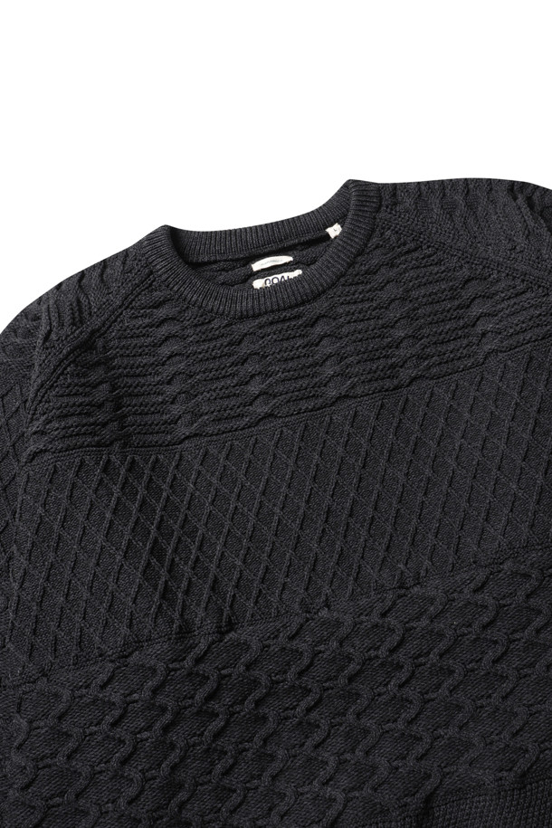 (NANAMICA) 크루넥 스웨터 - 블랙은 미니멀하고 베이직한 스타일의 남녀 공용 니트/스웨터입니다. 가을, 겨울 시즌에 어울리는 두꺼운 두께감과 부드러운 촉감의 케이블 패턴이 돋보이는 제품입니다. 라운드넥 디자인에 오버핏으로 제작되어 편안한 착용감을 제공하며, 출근룩과 모임룩에 모두 활용 가능합니다. 리사이클 폴리에스터 소재로 제작되어 지속 가능한 가치를 더했습니다. 긴 소매 기장으로 클래식하면서도 캐주얼한 무드를 연출합니다.
