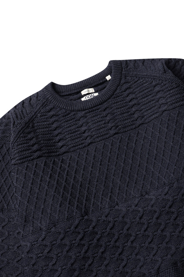 (NANAMICA) 크루 넥 스웨터 - 다크 네이비는 미니멀하고 베이직한 스타일의 남녀 공용 스웨터입니다. 가을과 겨울에 적합하며, 두꺼운 두께감과 부드러운 촉감으로 포근하게 착용할 수 있습니다. 라운드넥 디자인에 오버핏으로 제작되어 편안한 착용감을 선사하며, 출근룩과 모임룩 등 다양한 TPO에 활용하기 좋습니다. 케이블 패턴과 긴 소매가 특징이며, 리사이클 소재를 사용하여 환경까지 생각한 제품입니다. 클래식, 미니멀, 캐주얼 스타일을 즐겨 입는 분들께 추천합니다.
