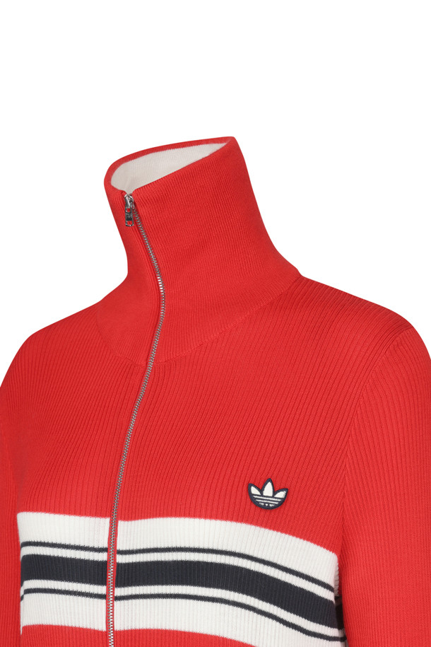 아디다스 X 웨일스 보너 W 니트 트랙탑 - 베터 스칼렛은 스포티하면서도 캐주얼한 스타일을 연출하는 여성용 상의입니다. 중간 두께의 부드러운 니트 소재로 제작되어 봄, 가을에 착용하기 좋습니다. 스칼렛 레드와 화이트 컬러 배색의 스트라이프 패턴이 특징이며, 긴 소매와 레귤러핏으로 편안한 착용감을 선사합니다. 집업 네크라인과 크로셰 3-스트라이프 디테일이 돋보이며 아디다스와 웨일스 보너의 콜라보레이션으로 탄생한 특별한 디자인입니다. 일상생활뿐만 아니라 스포츠 활동 시에도 활용할 수 있습니다.
