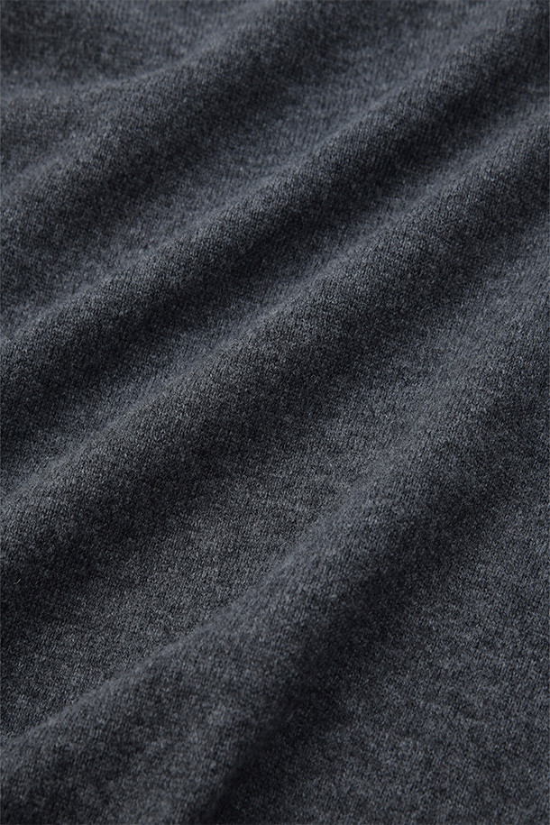 엑스트라 슈퍼 파인 브이넥 니트 - 차콜은 부드러운 촉감과 보온성을 갖춘 남성용 니트입니다. 엑스트라 수퍼 파인 울 100% 소재로 제작되어 고급스러운 착용감을 선사하며, 얇은 두께감으로 가을부터 겨울까지 활용하기 좋습니다. 차콜 컬러의 베이직하고 미니멀한 디자인으로 다양한 스타일 연출이 용이하며, 데일리룩 및 출근룩에 적합합니다. 소매단과 밑단 리브 처리로 깔끔한 마무리를 더했으며, 드라이클리닝을 권장합니다. 여유로운 핏의 긴소매 브이넥 니트로 미니멀, 클래식, 캐주얼 스타일을 즐겨보세요.
