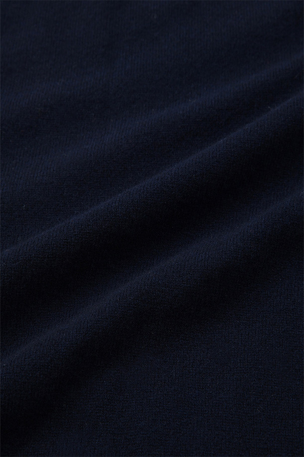 다크 네이비 색상의 Extra Super Fine V넥 니트입니다. 울 100% 소재에 EXTRA SUPER FINE WOOL 원사를 사용하여 부드러운 촉감을 선사합니다. 얇은 두께감으로 가을과 겨울철에 따뜻하게 착용할 수 있으며, 여유로운 핏으로 편안함을 더했습니다. 소매단과 밑단 리브 처리로 디자인의 완성도를 높였으며, 드라이클리닝을 권장합니다. 베이직한 스타일로 겨울 데일리룩, 출근룩, 오피스룩 등 다양한 TPO에 활용하기 좋습니다.
