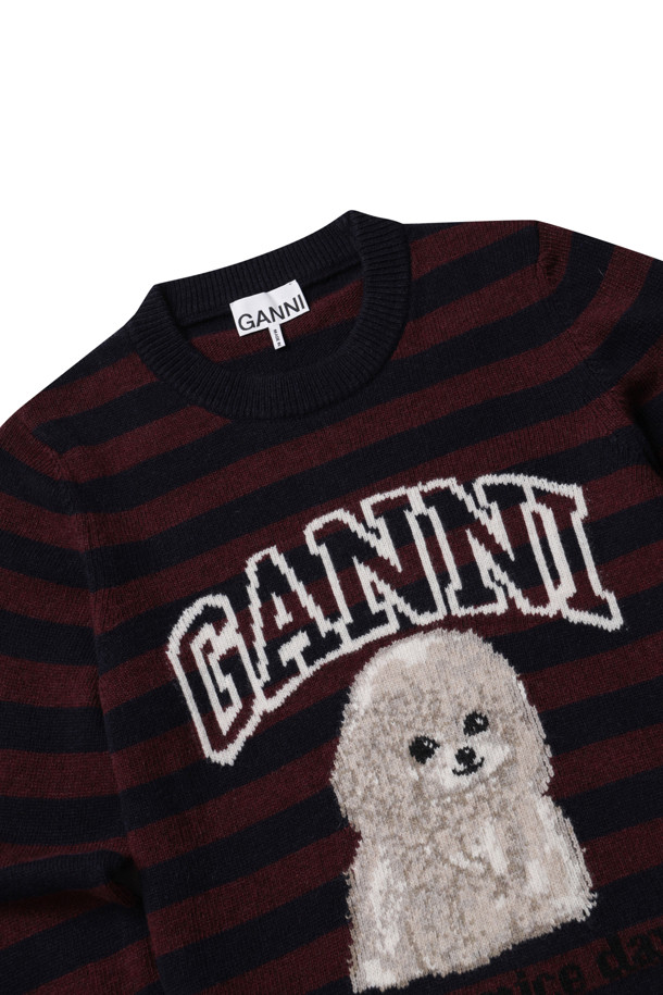 그래픽 울 혼방 푸들 스트라이프 크루넥 - 멀티컬러는 여성용 니트/스웨터입니다. 블랙, 레드, 멀티컬러 배색의 울 혼방 소재로 제작되어 가을, 겨울에 착용하기 좋습니다. 캐주얼, 미니멀, 클래식 스타일을 연출하기 좋으며, 귀여운 강아지 그래픽 디자인과 브랜드 로고가 포인트입니다. 라운드넥, 레귤러핏, 긴 소매, 두꺼운 두께감으로 따뜻하고 포근한 착용감을 선사하며, 부드러운 촉감이 특징입니다. 겨울 데일리룩, 동네 마실룩, 카페룩에 매치하여 개성 있는 스타일을 완성해보세요.
