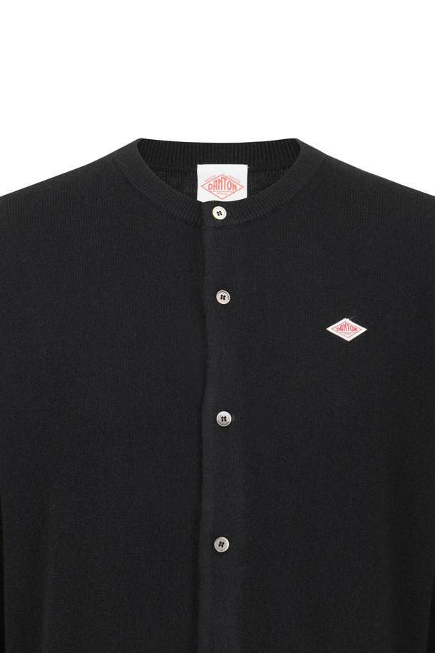 블랙 컬러의 여성 램스울 크루넥 니트 가디건입니다. 가을과 겨울에 어울리는 두꺼운 두께감으로, 부드러운 램스울 소재가 편안한 착용감을 선사합니다. 베이직하고 클래식한 디자인으로, 레귤러 핏과 라운드넥이 특징입니다. 출근룩, 오피스룩, 모임룩 등 다양한 TPO에 활용 가능한 실용적인 아이템입니다. 블루종 스타일 커프스로 포인트를 더했으며, 미니멀하고 클래식한 스타일을 연출하기 좋습니다.
