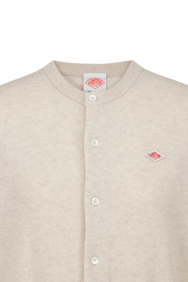 오트밀 컬러의 여성 램스울 크루넥 니트 가디건입니다. 베이직하고 클래식한 스타일로, 가을과 겨울에 따뜻하게 입을 수 있습니다. 부드러운 램스울 소재와 두꺼운 두께감으로 포근한 착용감을 선사하며, 레귤러 핏으로 편안하게 착용 가능합니다. 라운드넥 디자인에 버튼 여밈 방식으로, 블루종 스타일 커프스가 특징입니다. 출근룩, 모임룩, 비즈니스 캐주얼 등 다양한 TPO에 활용할 수 있는 미니멀하고 클래식한 디자인입니다.
