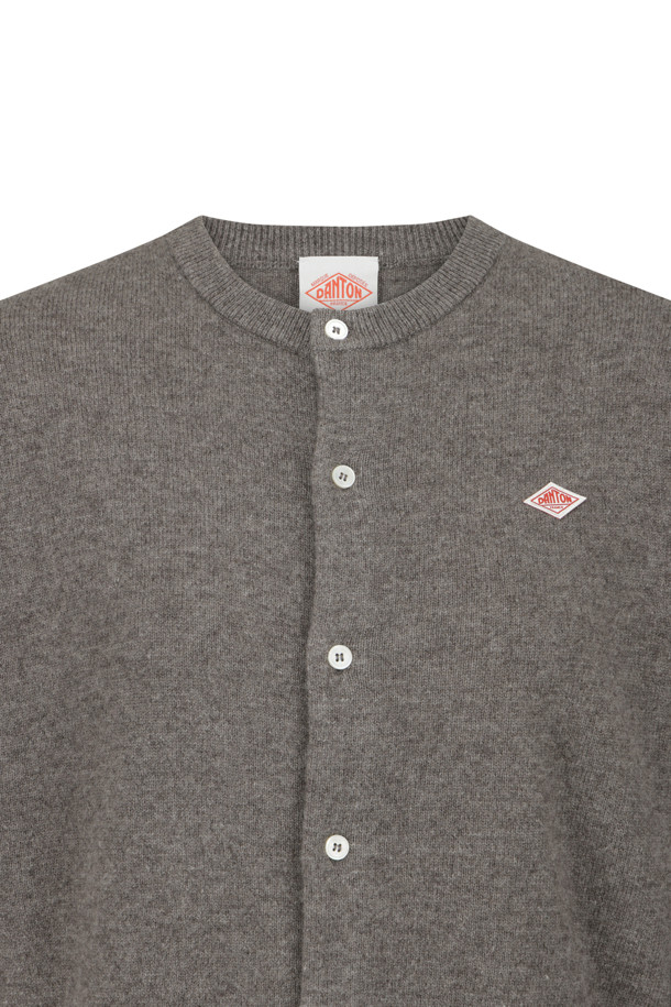 토프 컬러의 여성 램스울 크루넥 니트 가디건입니다. 부드러운 램스울 소재로 제작되어 포근하고 따뜻한 착용감을 선사합니다. 루즈핏으로 편안하게 착용 가능하며, 라운드넥 디자인으로 다양한 스타일 연출이 용이합니다. 가을, 겨울 시즌 데일리룩 또는 모임룩으로 활용하기 좋으며, 캐주얼, 클래식, 미니멀 스타일 모두 소화 가능합니다. 특히, 블루종 스타일 커프스로 포인트를 더해 세련된 분위기를 연출합니다.
